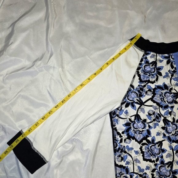 Chico's Zenergy Women Size 1 Black Multi Floral Zip Back 3/4 sleeve - Picture 6 of 9